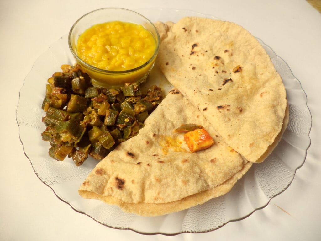 A balanced meal of whole wheat roti, chana dal, and bhindi sabzi representing the DASH diet in Pakistan